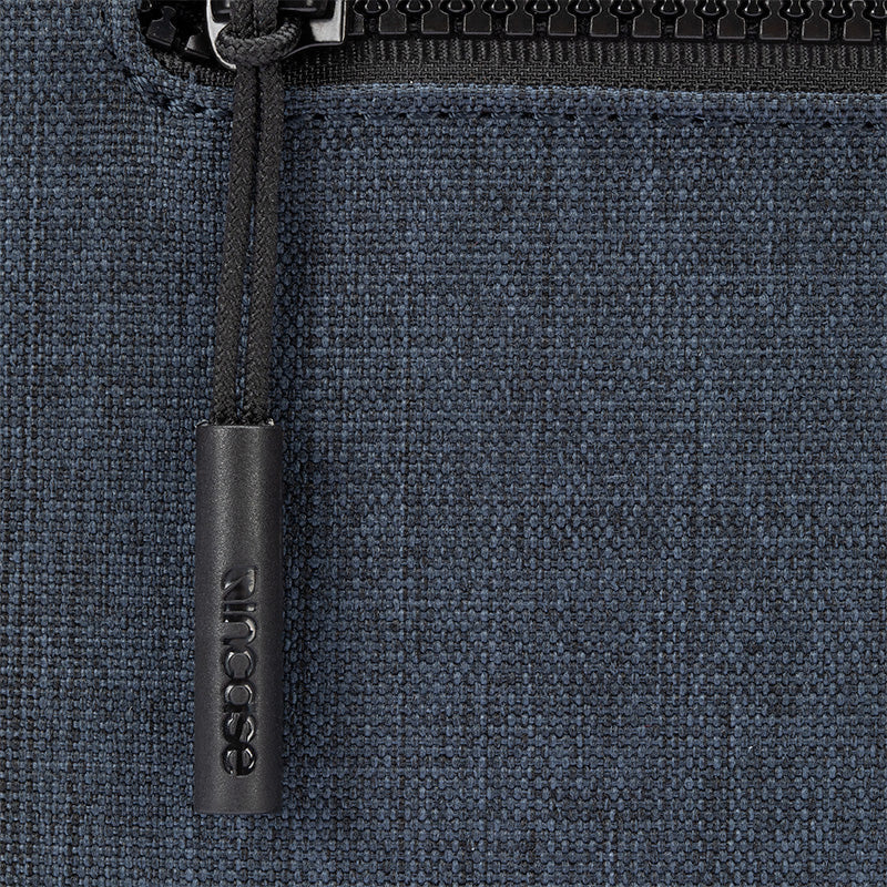 Incase Compact Sleeve in Woolenex - Pokrowiec z kieszenią MacBook Pro 14" (M3/M2/M1/2023-2021) (granatowy)