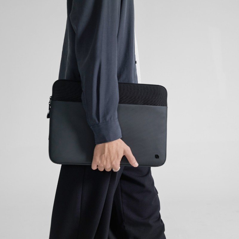 Incase A.R.C. Sleeve - Pokrowiec z kieszenią MacBook Pro 14" (M4/M3/M2/M1/2024-2021) (Czarny)