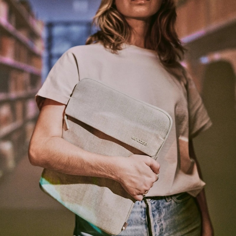 Incase Crosstown Sleeve with Woolenex - Pokrowiec z kieszenią MacBook Pro 16" (M4/M3/M2/M1/2024-2021) (Limestone)