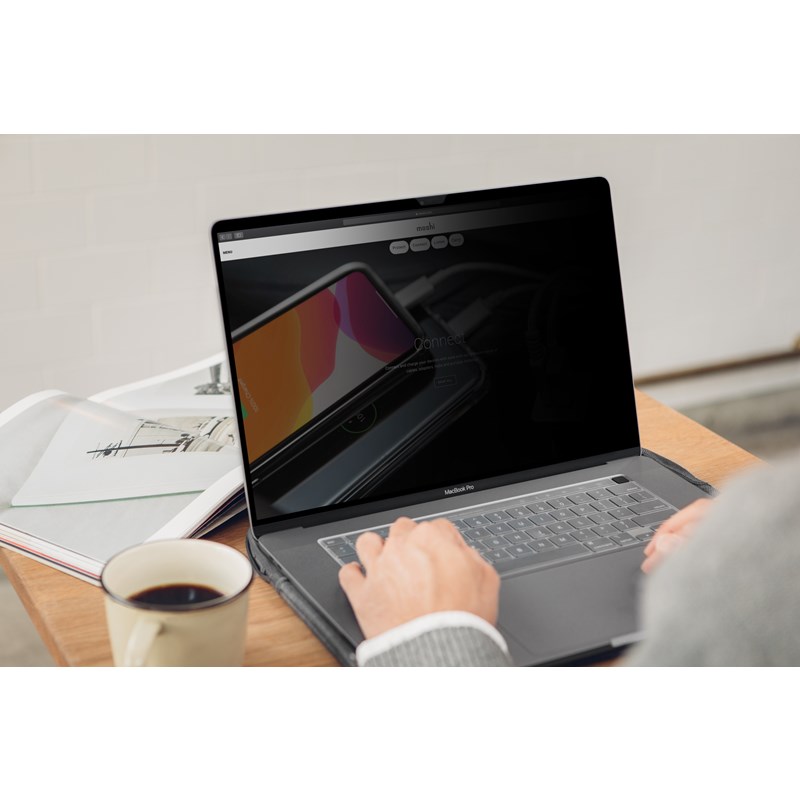 Moshi Umbra - Folia ochronna na ekran MacBook Pro 16" z filtrem prywatyzującym (czarna ramka)