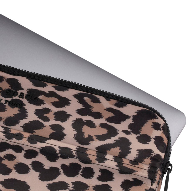 Kate Spade New York Puffer Sleeve - Pokrowiec MacBook Pro 16" / Laptop 16" (Classic Leopard)